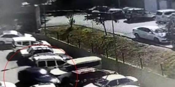 Kalp krizi geçiren sürücü hastane otoparkında 7 araca çarptı: O anlar kamerada