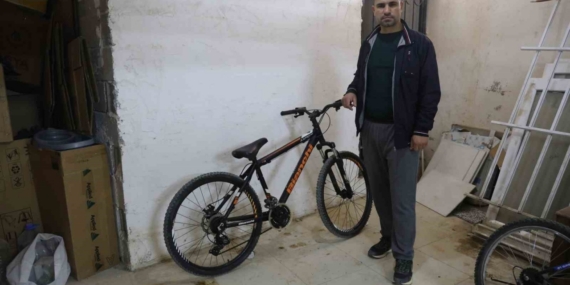 Kameralara yakalanan bisiklet hırsızına "Yazık yaşın genç diye şikayetçi olmadık, bir an önce iş bul ve çalış" diyerek nasihat etti