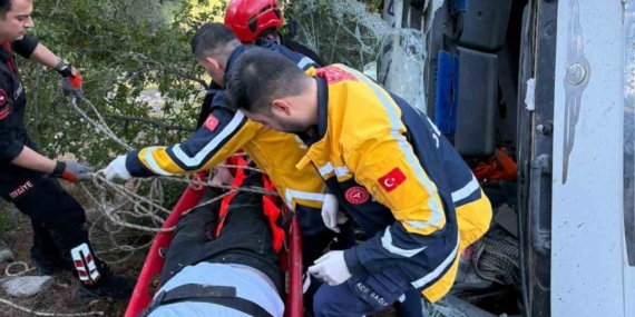 Kamyon uçuruma yuvarlandı, sıkışan sürücü kurtarıldı