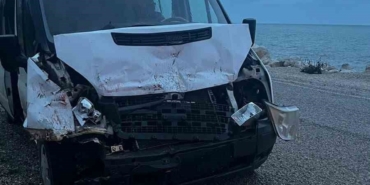 Kamyona çarpan servis aracındaki 3 öğrenci yaralandı