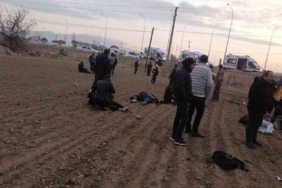 Kamyonet ile midibüs çarpıştı: 17 yaralı