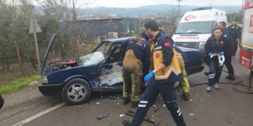 Kamyonet ters yönden gelen otomobile çarptı