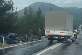 Kamyonetle otomobil çarpıştı: 2 ölü, 2 yaralı