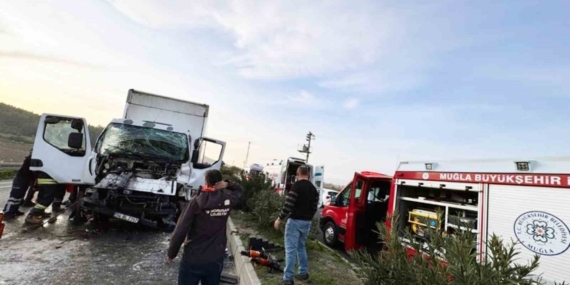 Kamyonette sıkışan iki kişi kurtarıldı