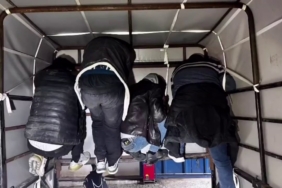 Kamyonette tavana tutunarak saklanmaya çalışan 4 göçmen yakalandı