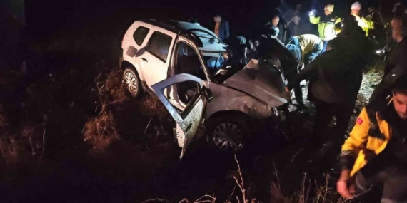 Kamyonla çarpışıp şarampole devrilen otomobil sürücüsü hayatını kaybetti