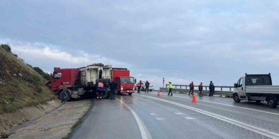 Kamyonlar kafa kafaya çarpıştı