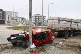 Kamyonun çarptığı Tofaş kağıt gibi katlandı: 4 yaralı