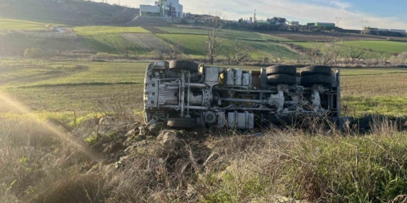 Kamyonun metrelerce sürüklendiği kazadan emniyet kemeri sayesinde yara almadan kurtuldu