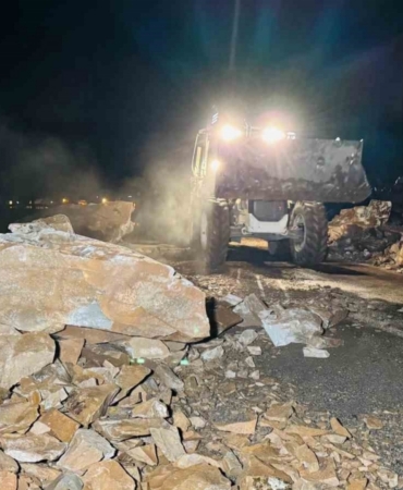 Kapanan yolu açarken ölümden döndüler