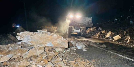 Kapanan yolu açarken ölümden döndüler