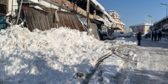 Kar birikintileri iş yerlerinin sundurmalarını çökertti