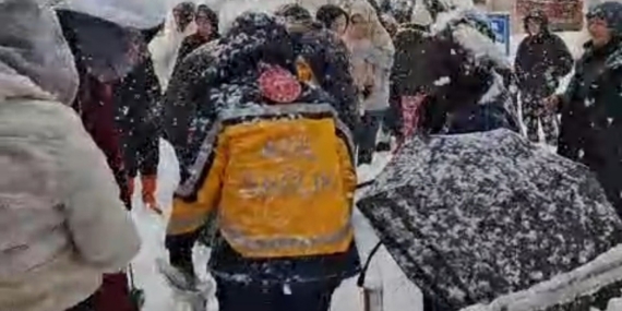 Kar kaplı merdivenden düşen öğrenci yaralandı