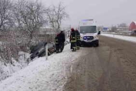 Kar kazayı beraberinde getirdi, yan yatan otomobildeki 4 kişi yaralandı