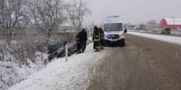 Kar kazayı beraberinde getirdi, yan yatan otomobildeki 4 kişi yaralandı