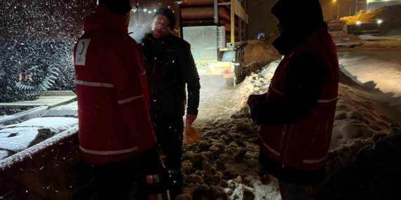 Kar sebebiyle kapanan yolda ekiplerden vatandaşlara sıcak içecek ikramı