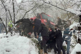 Kar sebebiyle kayganlaşan yolda kontrolden çıkan otomobil şarampole devrildi: 3 yaralı