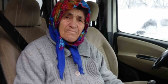 Kar sebebiyle yolu kapanan köydeki hasta, ekipleri seferber etti