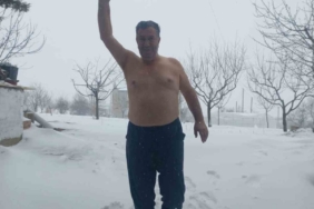 Kar sevinciyle üstsüz dışarı çıktı