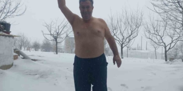 Kar sevinciyle üstsüz dışarı çıktı