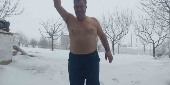 Kar sevinciyle üstsüz dışarı çıktı