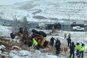 Kar temizliği yapan iş makinesi devrildi: 1 yaralı