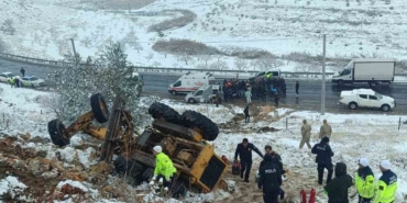 Kar temizliği yapan iş makinesi devrildi: 1 yaralı