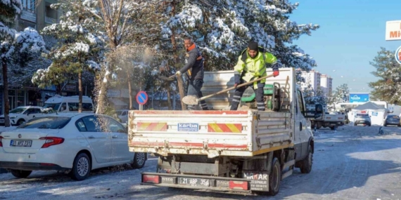 Kar ve buzlanmaya karşı kaldırım temizliği