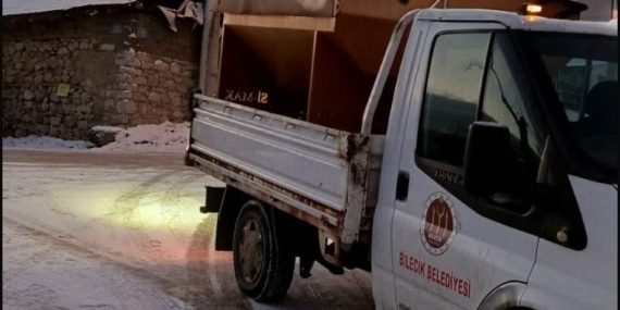 Kar ve don riskine karşı belediye ekipleri gece boyunca sahadaydı