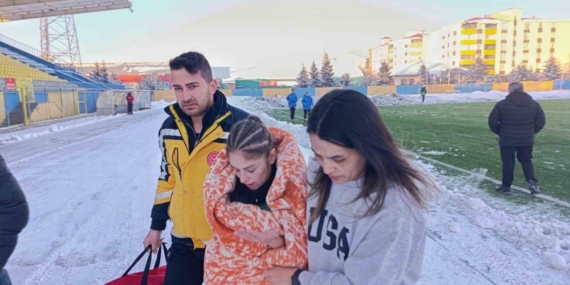 Kar ve soğuğa rağmen Ağrı Kadın Futbol Takımı’ndan 4 gollü galibiyet