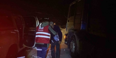 Kar ve tipi nedeniyle Tendürek’te yolda kalanlara Kızılay yardım ulaştırdı