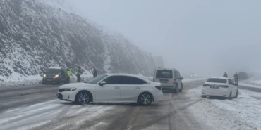 Kar yağışı etkili oldu, Bingöl’de araçlar yolda kaldı