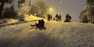 Kar yağışı sürücülere çile, çocuklara eğlence oldu