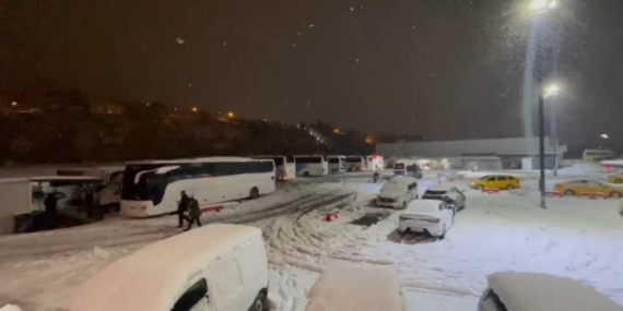 Kar yağışı ve kazalar nedeniyle trafik kapatıldı yolcular otobüslerde sabahladı