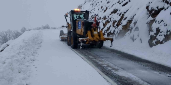 Kar yağışıyla kapanan kırsal mahalle yolları açılıyor