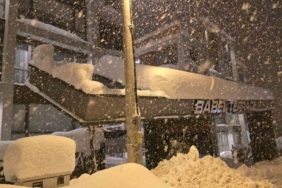 Kar yükünü taşıyamayan site giriş tacında yıkılma tehlikesi