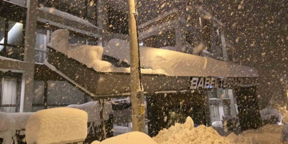 Kar yükünü taşıyamayan site giriş tacında yıkılma tehlikesi