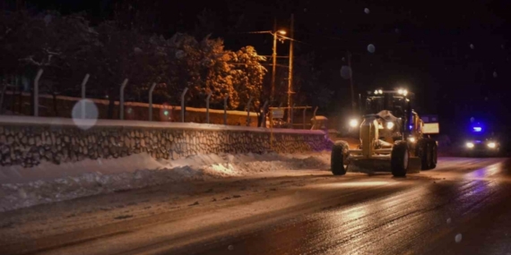 Kar yüzünden kapanan 145 mahallenin yolu büyükşehir ekipleri tarafından açıldı
