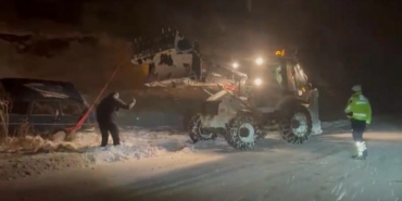 Kara saplanan otomobildeki 3 kişi kurtarıldı
