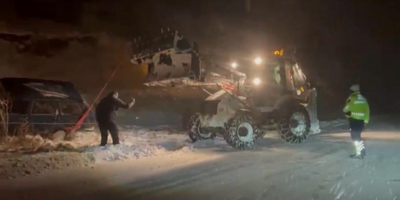 Kara saplanan otomobildeki 3 kişi kurtarıldı