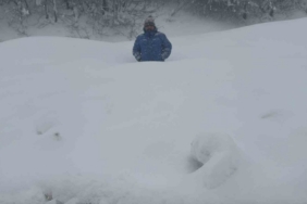 Karabük-Bartın yolunda kar kalınlığı 1,5 metreyi aştı