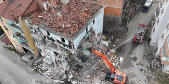 Karabük’te doğal gaz patlaması sonrası hasar gören bina 3 yıl sonra yıkılıyor