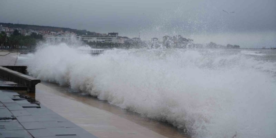 Karadeniz’de fırtına sahili vurdu: Dev dalgalar taşları kıyıya sürükledi