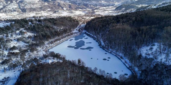 Karagöl Tabiat Parkı beyaza büründü, gölün yüzeyi buz tuttu