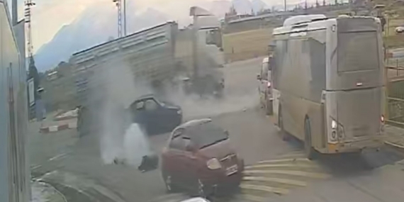 Karaman’da kamyon otomobile çarptı: 2 yaralı