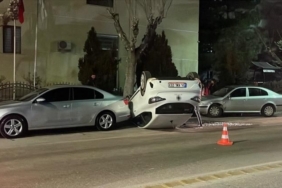 Karaman’da park halindeki araçlara çarpan otomobil ters döndü