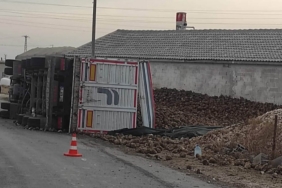 Karapınar’da pancar yüklü tır devrildi: 1 yaralı