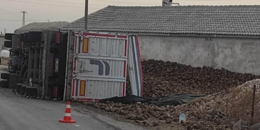 Karapınar’da pancar yüklü tır devrildi: 1 yaralı