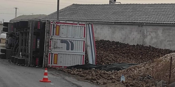 Karapınar’da pancar yüklü tır devrildi: 1 yaralı