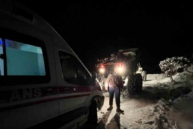 Karda mahsur kalan ambulansı, ekipler kurtardı